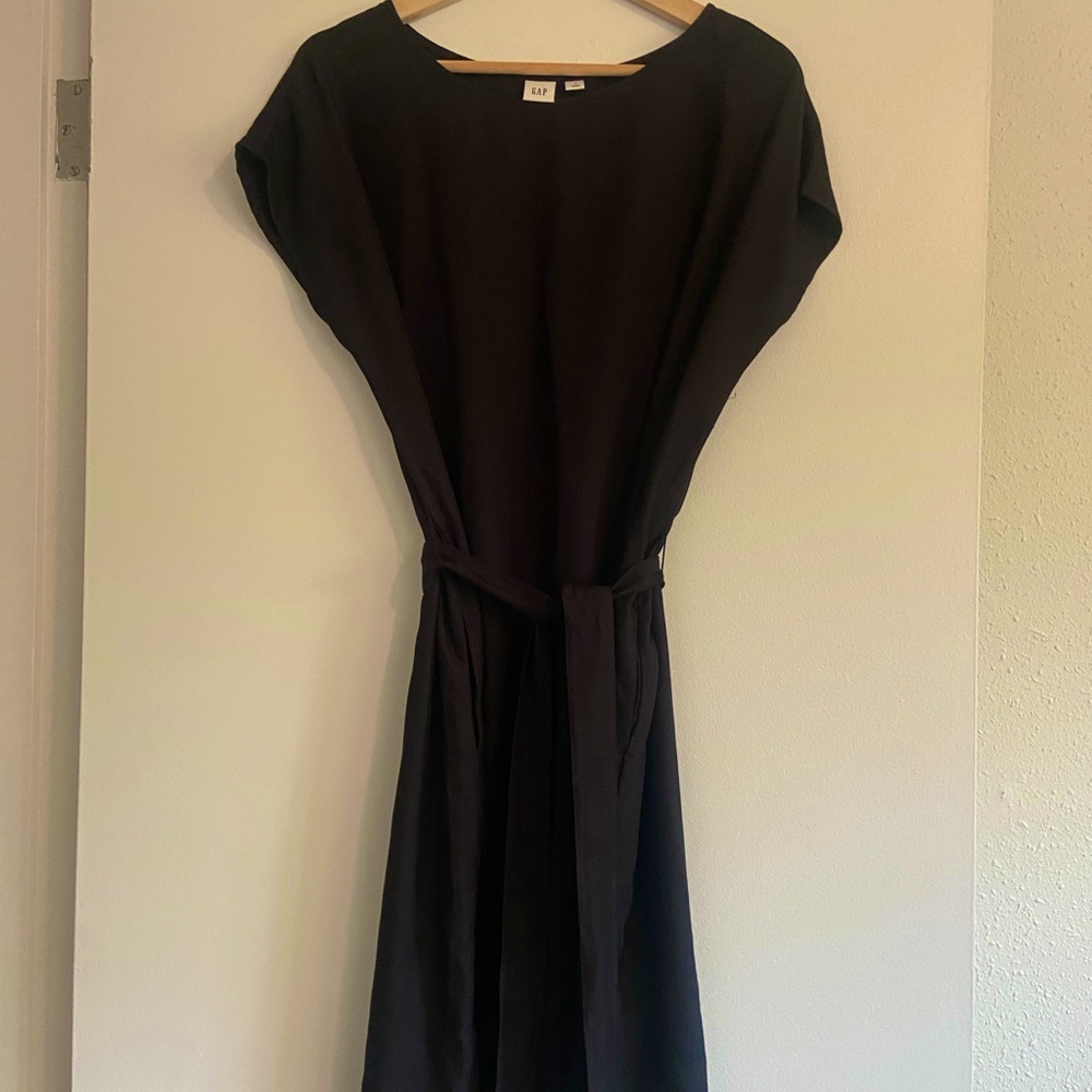 Sleeveless black Gap column dress with belt